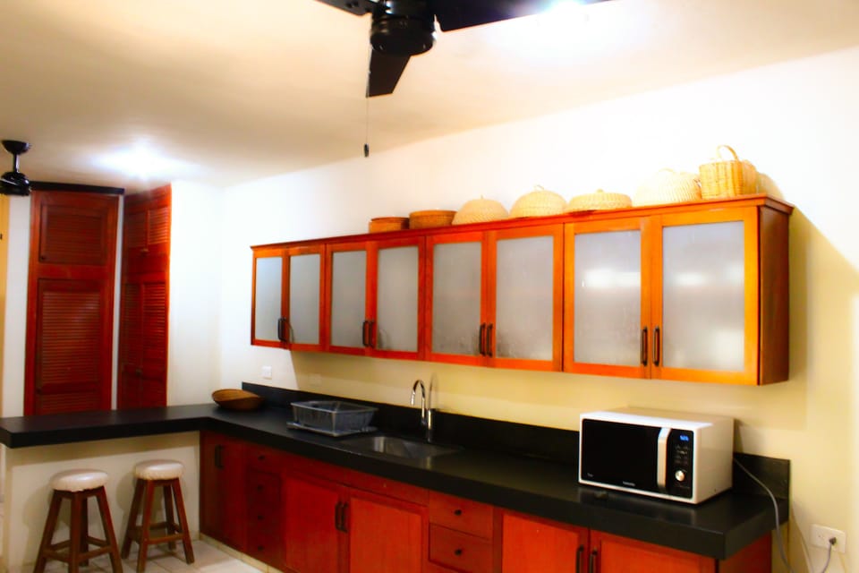 Deluxe House | Private kitchen | Full-size fridge, microwave, oven, cookware/dishes/utensils