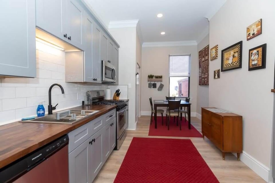 Another shot of the kitchen!