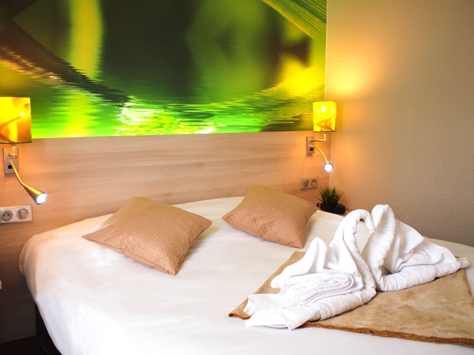 Blackout drapes, soundproofing, free cribs/infant beds, free WiFi