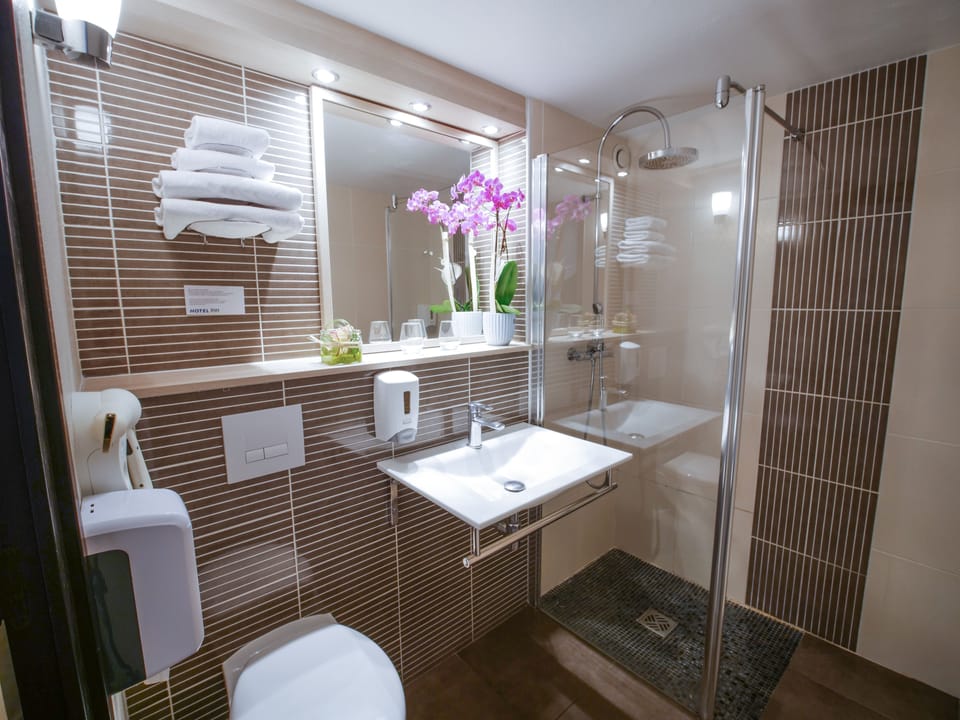 Blackout drapes, soundproofing, free cribs/infant beds, free WiFi