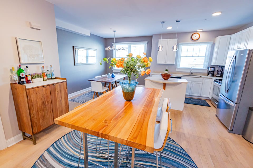 Dining Area 1 to Kitchen