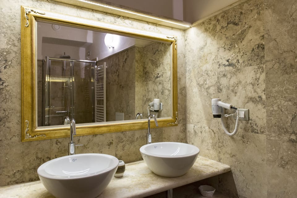 Deluxe Triple Room | Bathroom | Hair dryer, bidet, towels