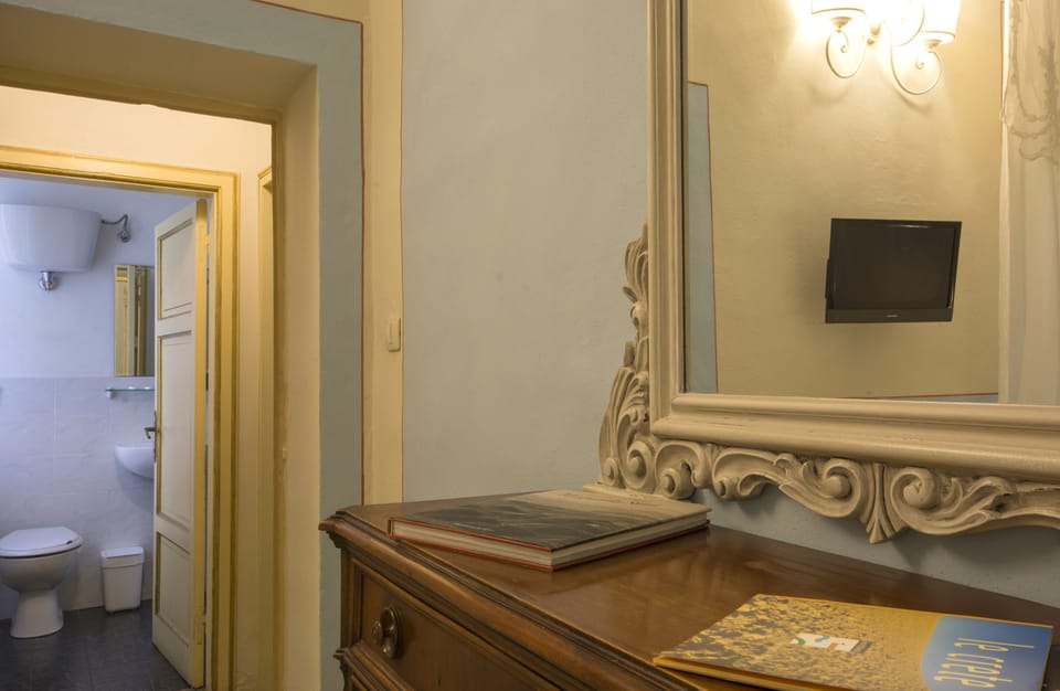 Standard Double Room, 1 Queen Bed, Ensuite | Bathroom | Shower, free toiletries, hair dryer, bidet