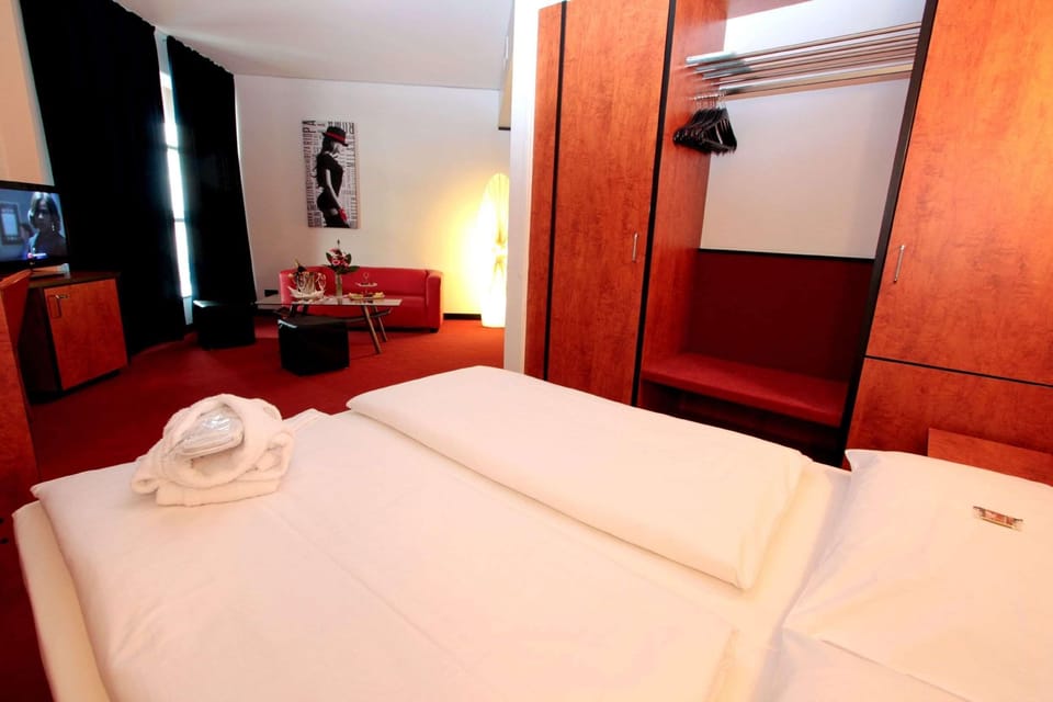 Standard Double Room | Minibar, in-room safe, soundproofing, iron/ironing board