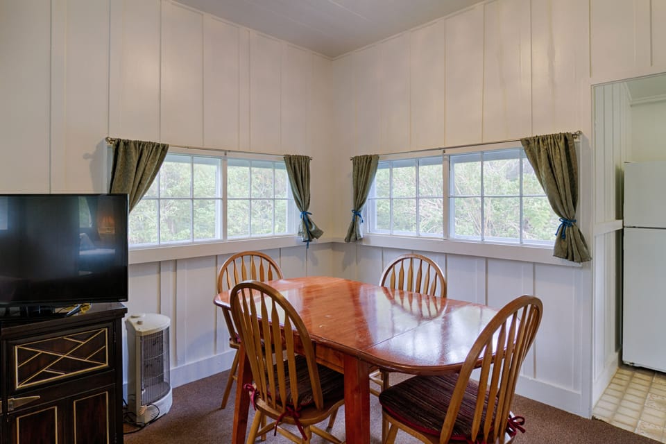 Double Room (Sugar Mill Cottage) | In-room dining