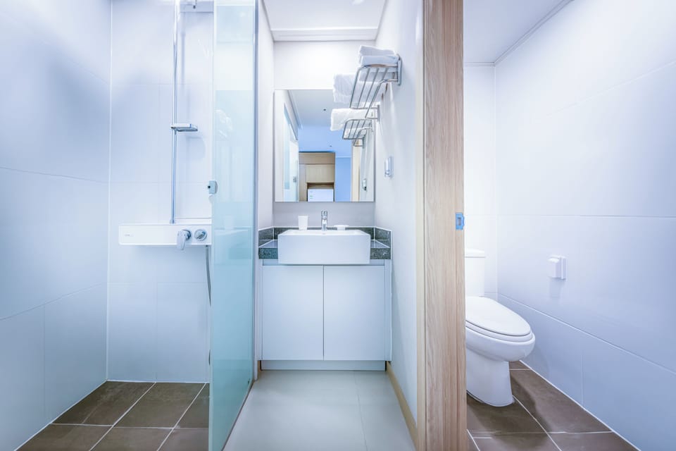 Deluxe Twin Room, Non Smoking | Bathroom | Shower, hair dryer, slippers, towels