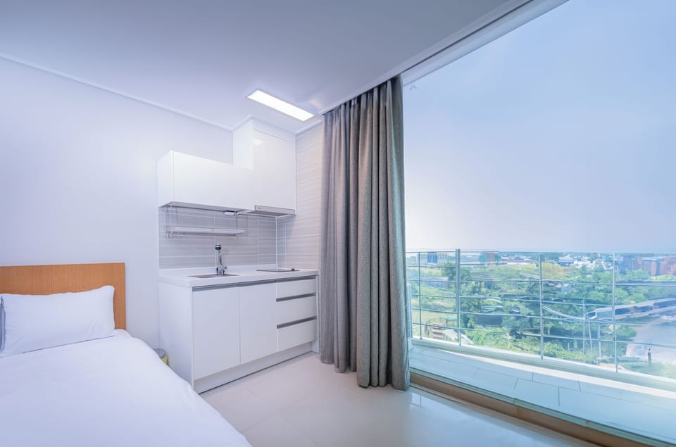 Deluxe Twin Room, Non Smoking | Private kitchen | Fridge, cookware/dishes/utensils