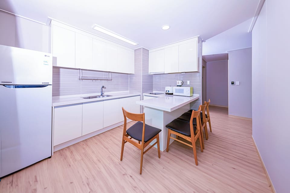 Family Suite, Non Smoking | Private kitchen | Fridge, cookware/dishes/utensils