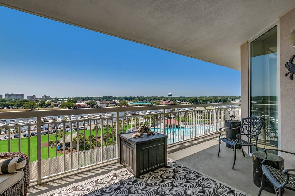 7th-floor serenity overlooking the waterway