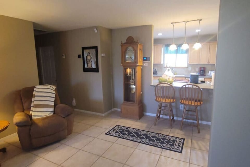 Living room & breakfast bar