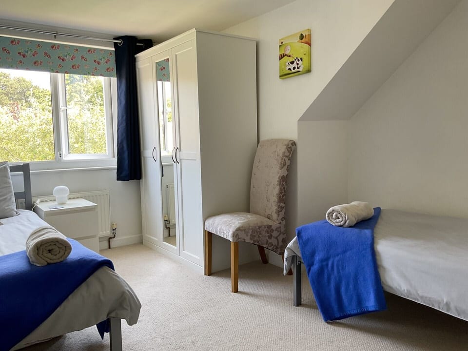 Twin bedroom - upstairs
