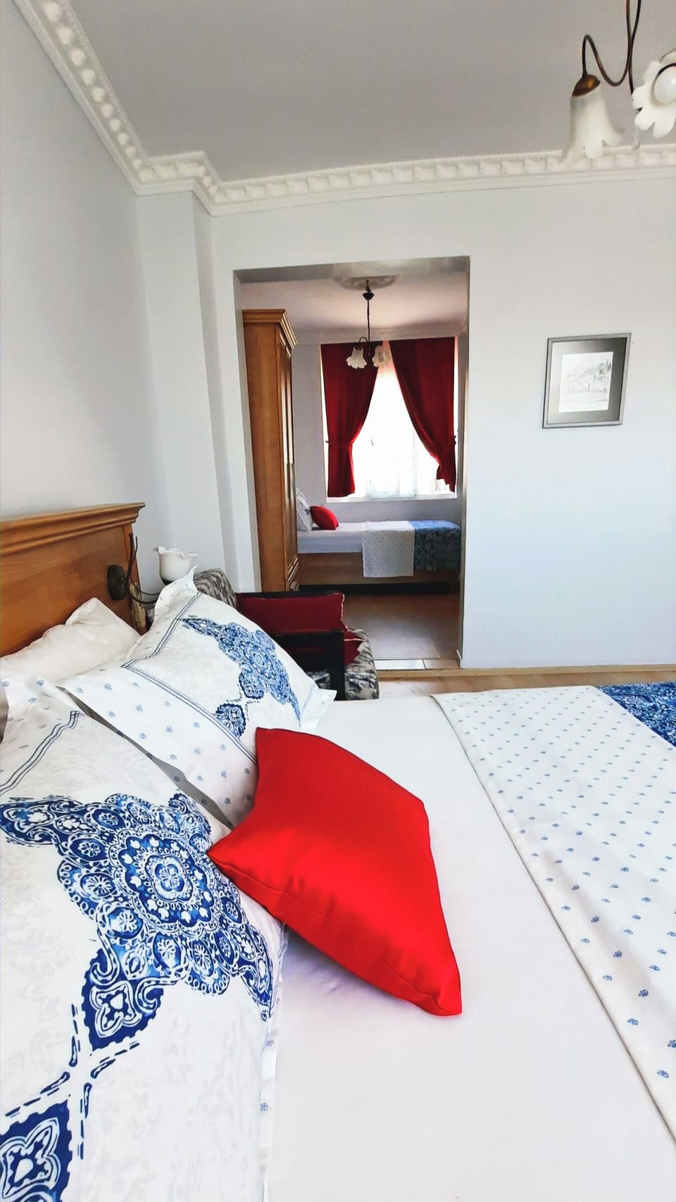 Family Room | Minibar, bed sheets