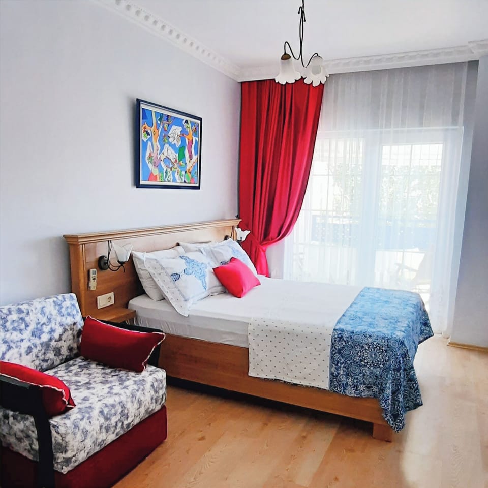 Comfort Room | Minibar, bed sheets