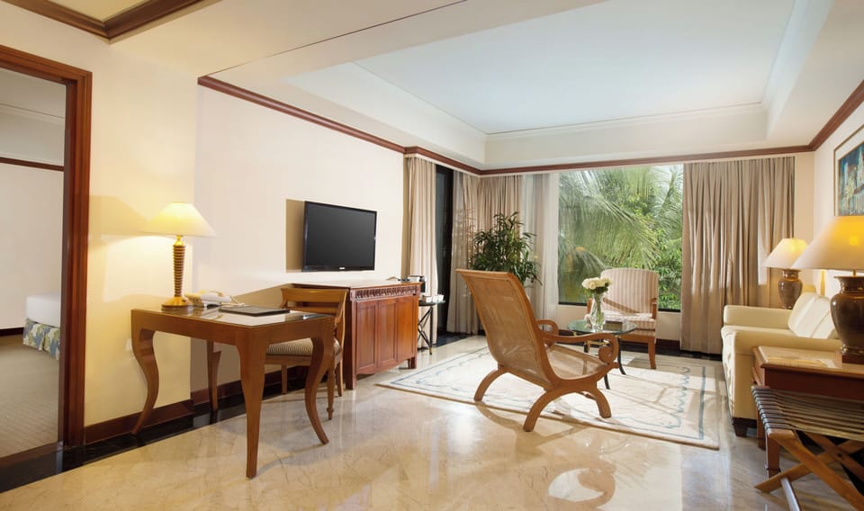 Suite (Regency) | Living area | 32-inch flat-screen TV with satellite channels, TV