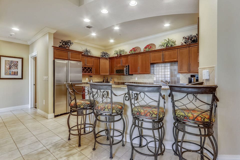 Eat-in kitchen bar seating