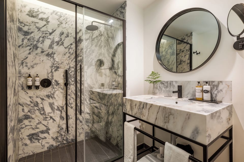 Classic Double or Twin Room (Cosy) | Bathroom | Shower, free toiletries, hair dryer, towels