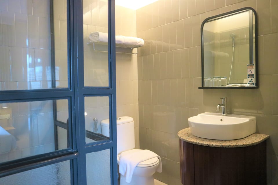 Deluxe Room | Bathroom | Shower, towels, soap, shampoo