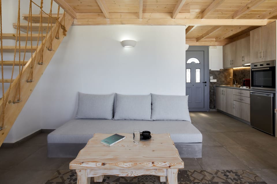 Standard Suite, 2 Bedrooms, Hot Tub, Sea View | Living room | 32-inch TV with satellite channels