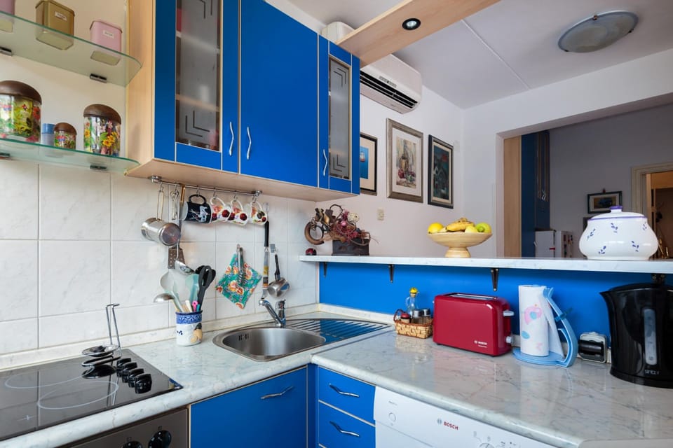 Apartment | Private kitchen | Fridge, microwave, oven, stovetop