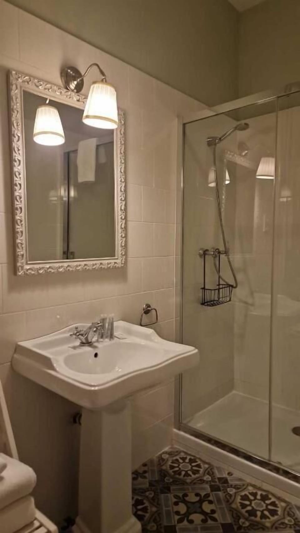 Deluxe Double Room | Bathroom | Shower, free toiletries, hair dryer, towels