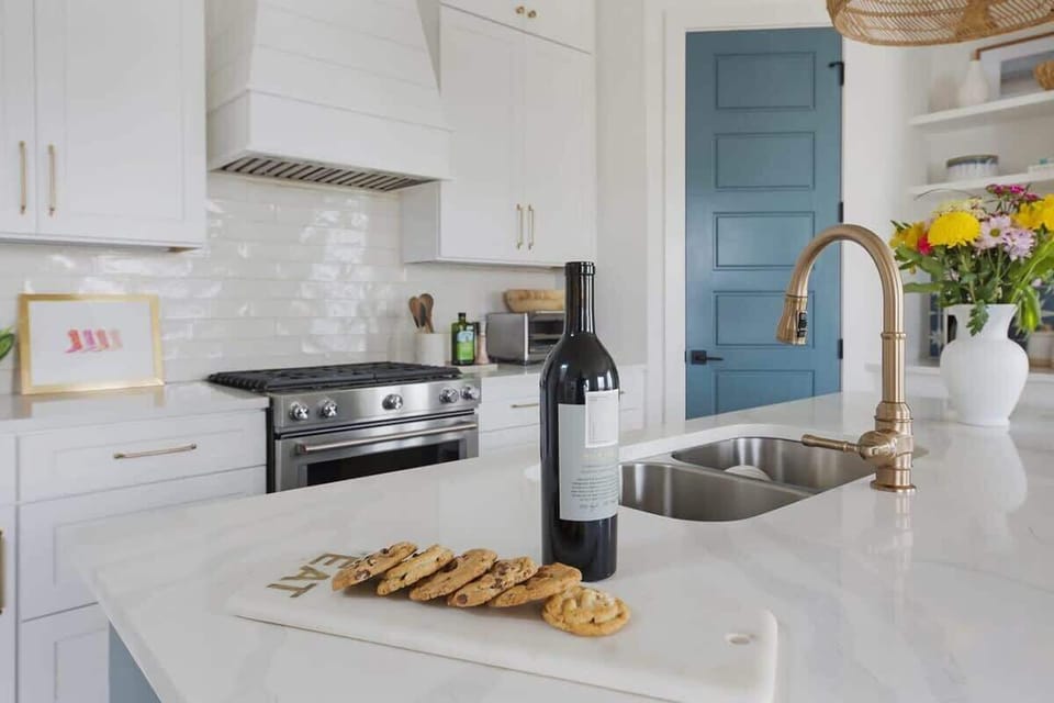 Well-Equipped Kitchen Perfect for Home-Cooked Meals