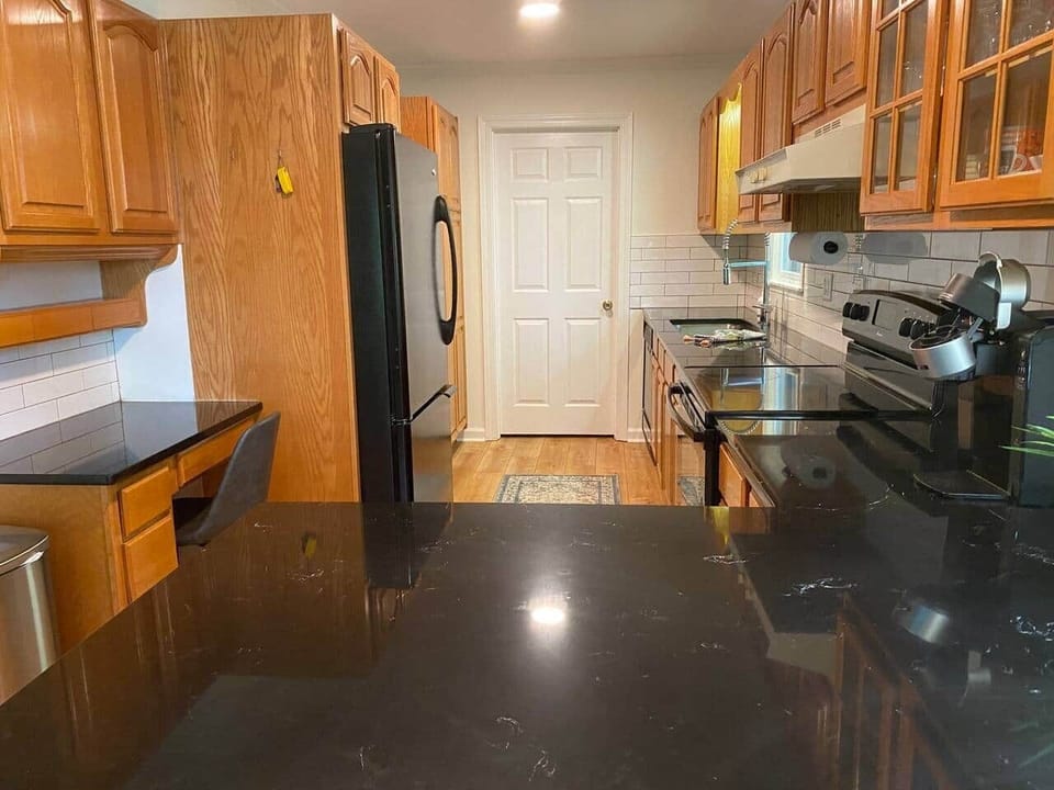 Brand new quartz countertops! Ninja code maker (uses traditional coffee ). 
