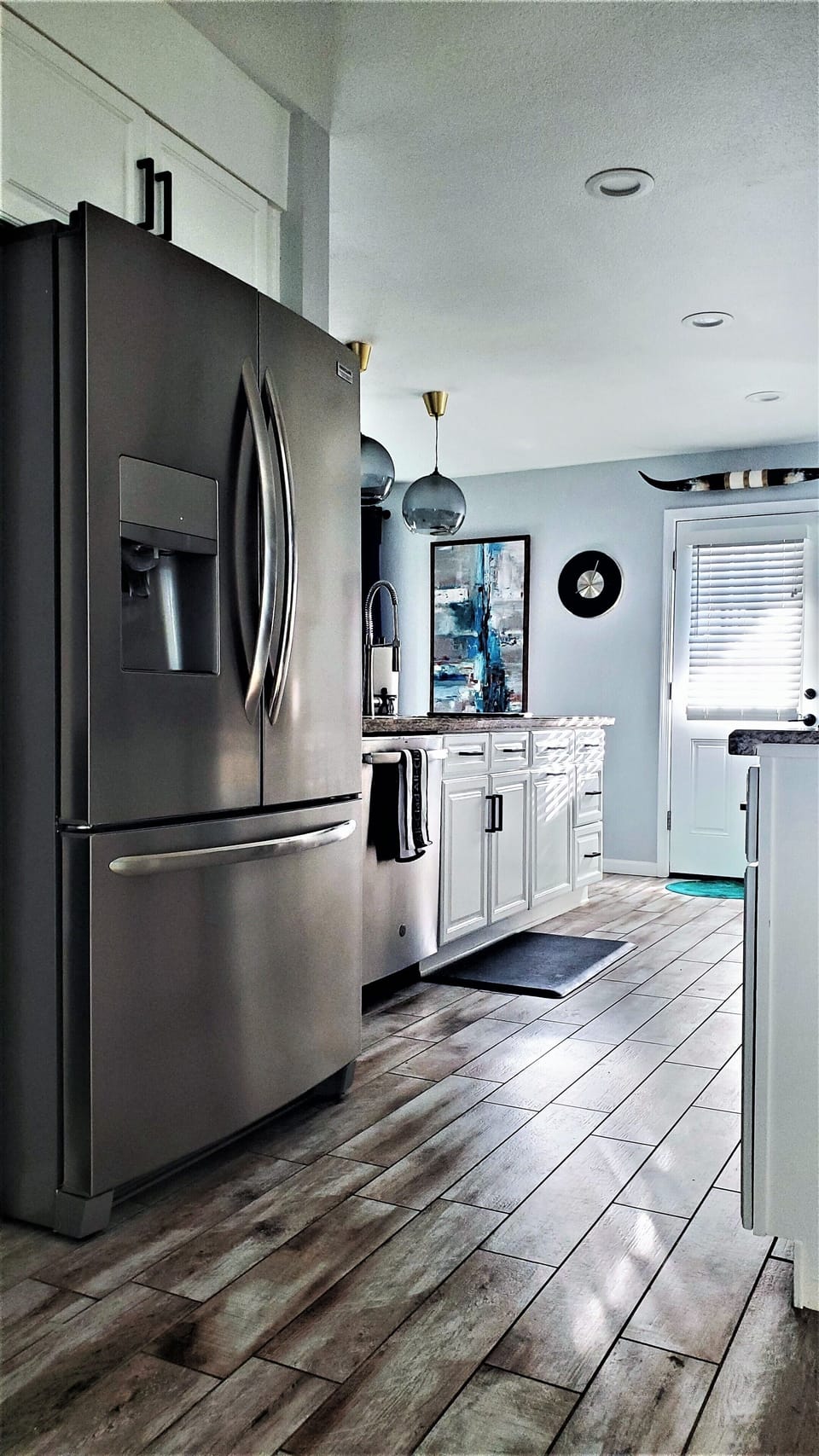 Kitchen w/ refrigerator, microwave, cooktop/oven, blender, toaster, coffee maker