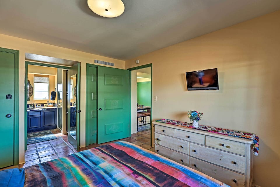Bedroom | Smart TV | Linens Provided