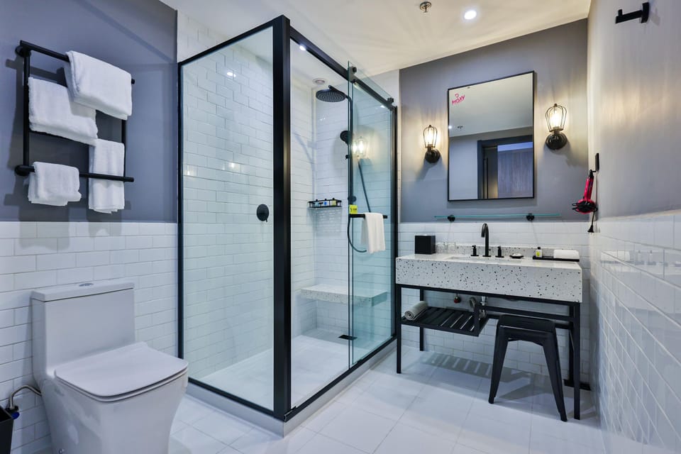 Deluxe King Room | Bathroom | Shower, free toiletries, hair dryer, slippers