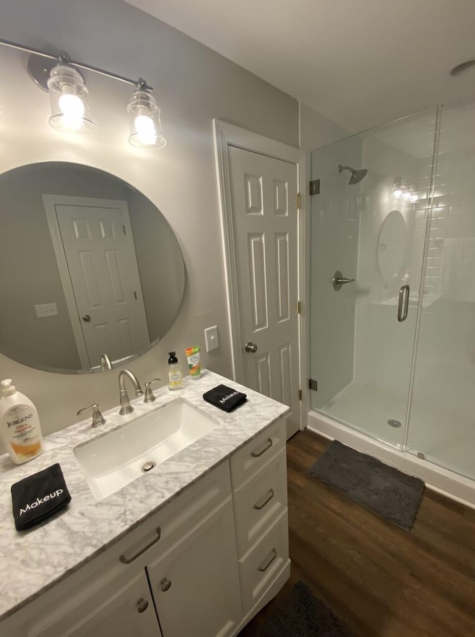 Hall bathroom, upper level