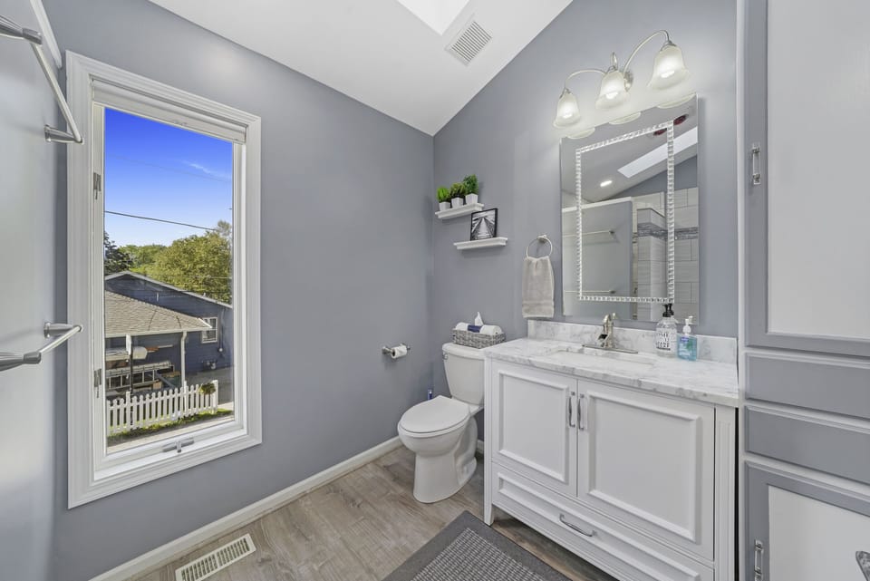 Updated en-suite primary bathroom
