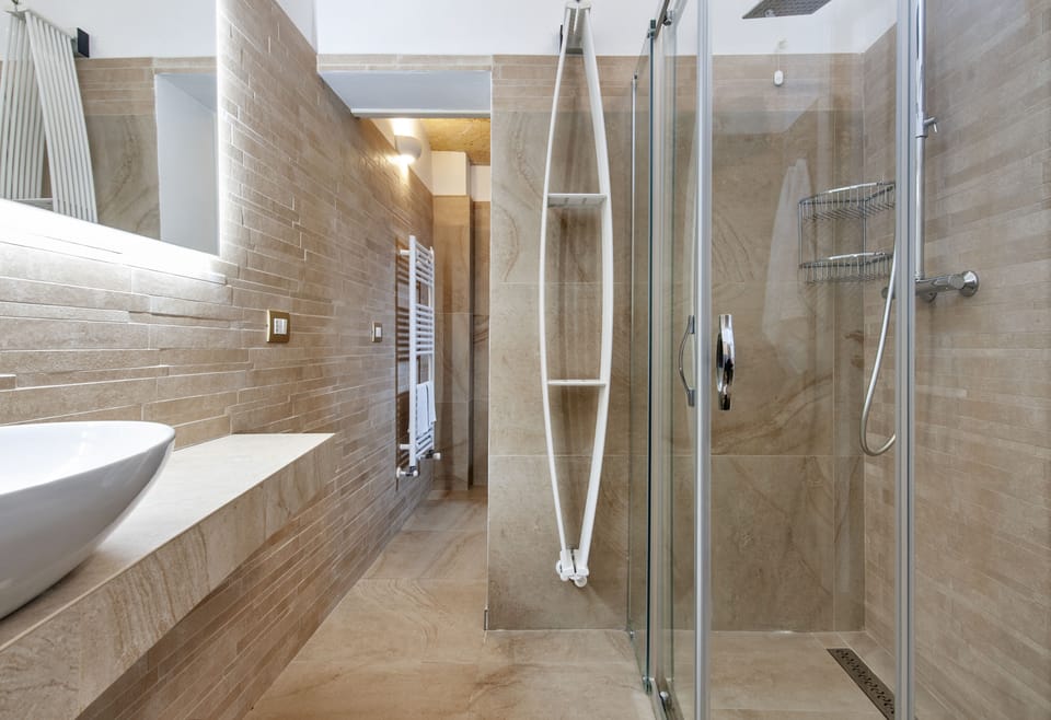 Standard Double or Twin Room | Bathroom | Shower, towels