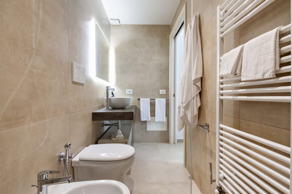 Superior Double or Twin Room, 1 Bedroom, Hot Tub | Bathroom | Shower, towels