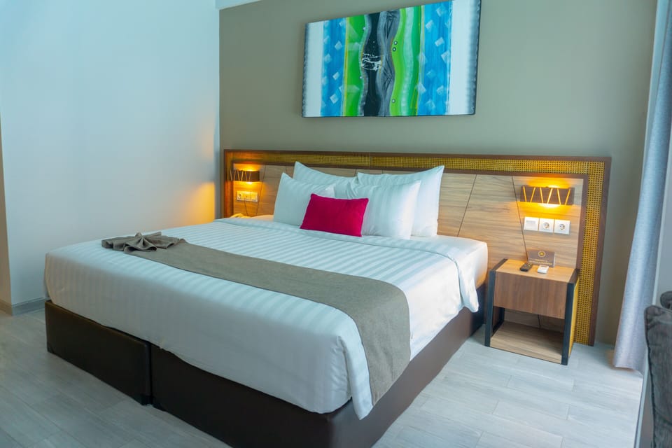 Superior Room, Pool View | Minibar, in-room safe, desk, laptop workspace