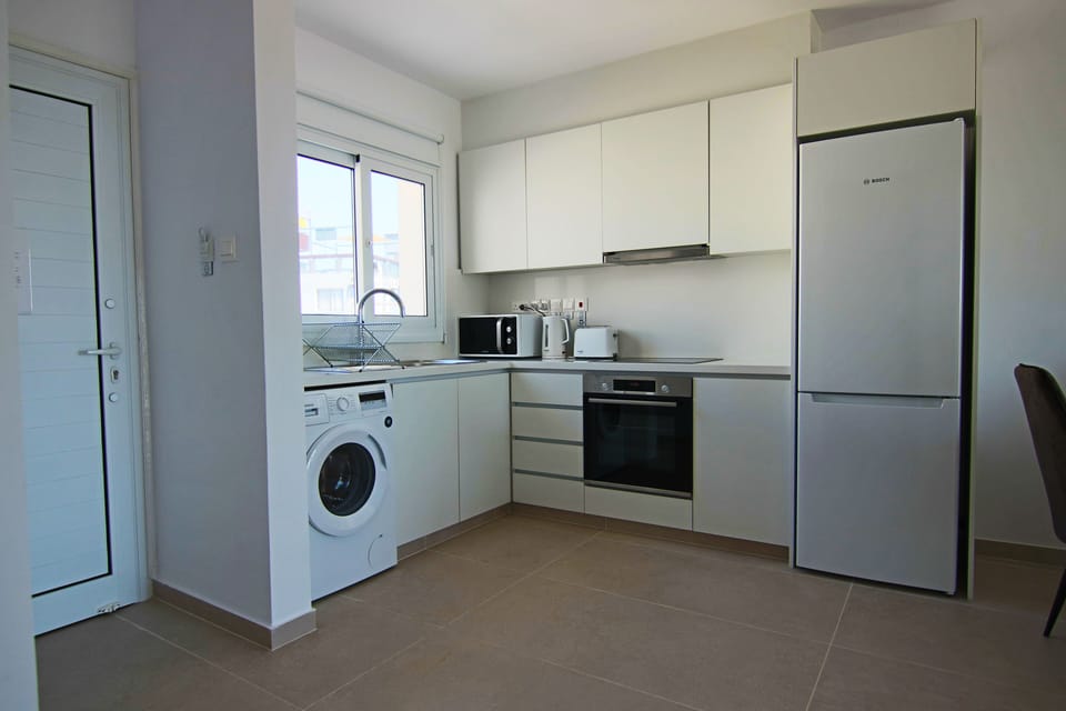 Luxury Double Room | Private kitchen | Fridge, electric kettle, cookware/dishes/utensils, dining tables