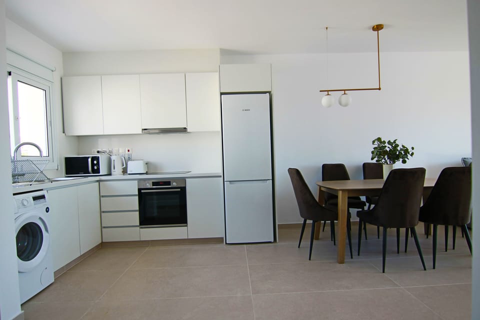 Luxury Double Room | Private kitchen | Fridge, electric kettle, cookware/dishes/utensils, dining tables