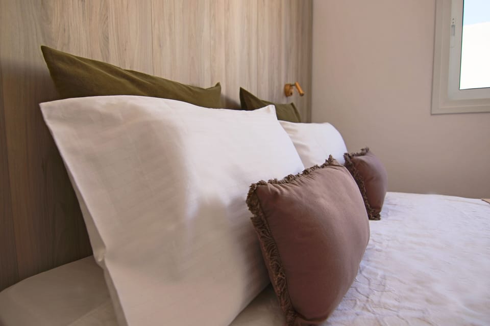 Luxury Double Room | Soundproofing, iron/ironing board, free WiFi, bed sheets