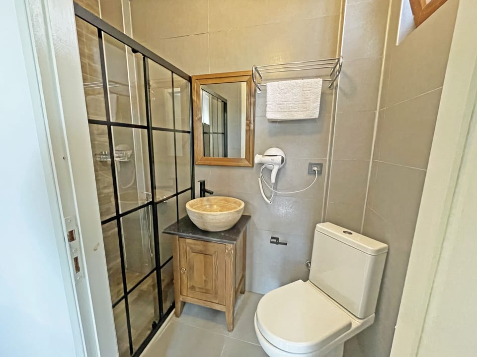 Standard Double Room, Garden View | Bathroom | Shower, hair dryer