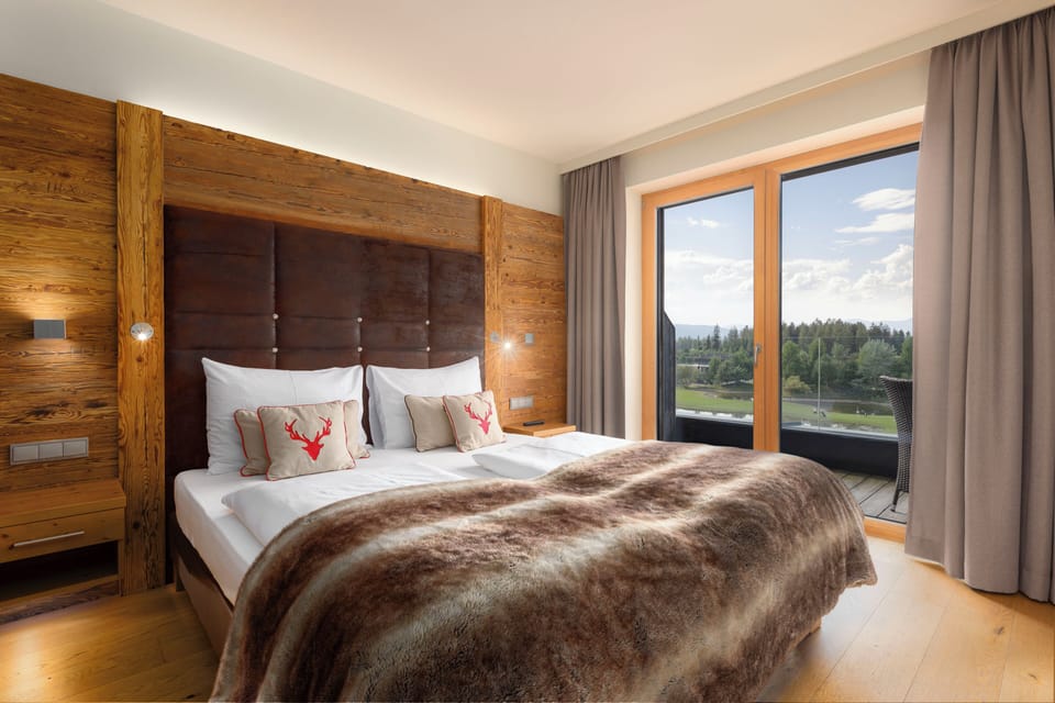 In-room safe, soundproofing, free WiFi, bed sheets