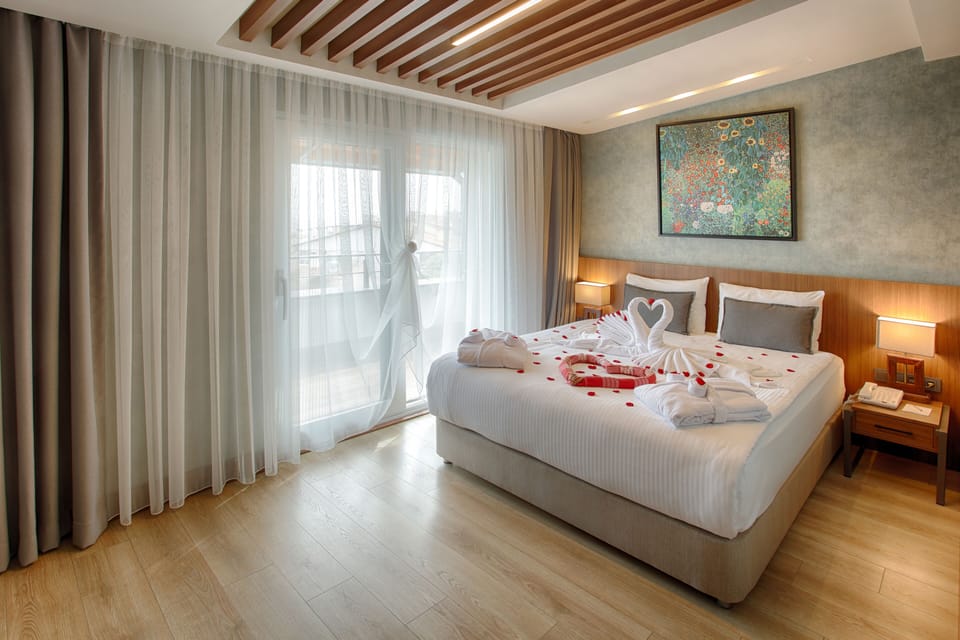 Deluxe Room, 1 Double Bed, Sea View | Premium bedding, in-room safe, free WiFi, bed sheets