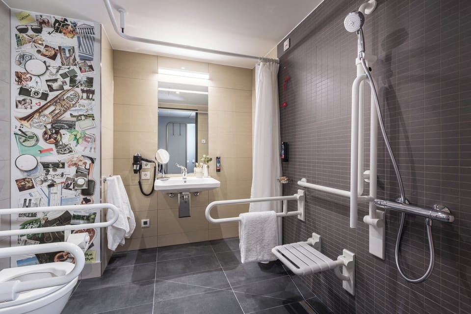 Standard Room, 1 Queen Bed, Accessible | Bathroom | Shower, hair dryer, towels