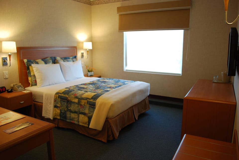 Standard Room | In-room safe, desk, blackout drapes, soundproofing