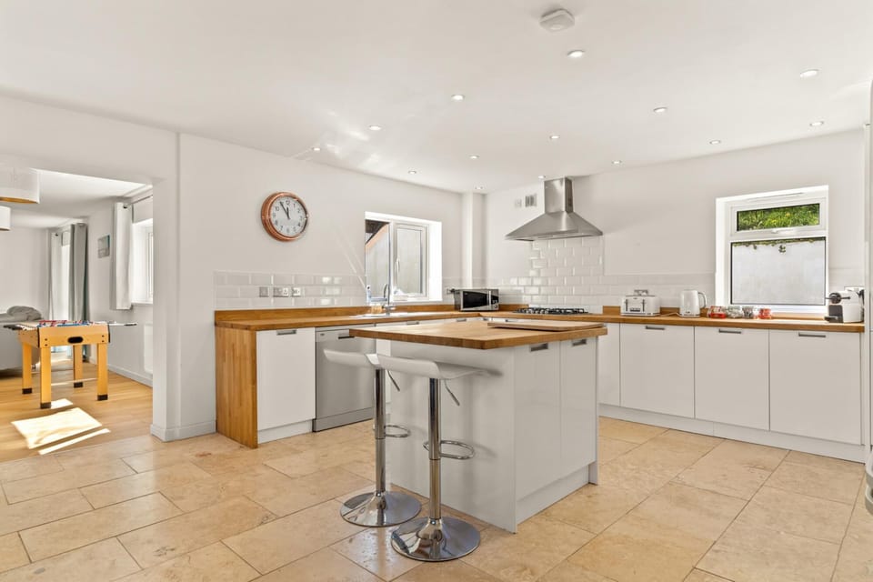 House | 6 bedrooms, WiFi