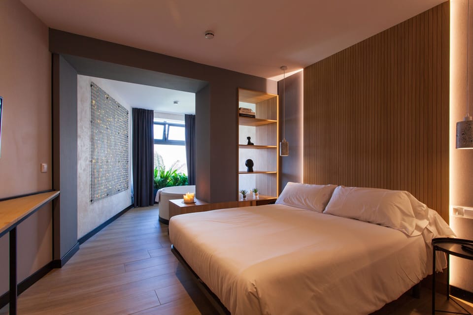 Superior Double Room, Hot Tub | Desk, soundproofing, free WiFi, bed sheets