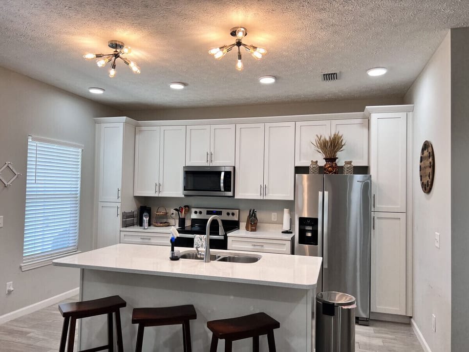 Full kitchen and breakfast bar