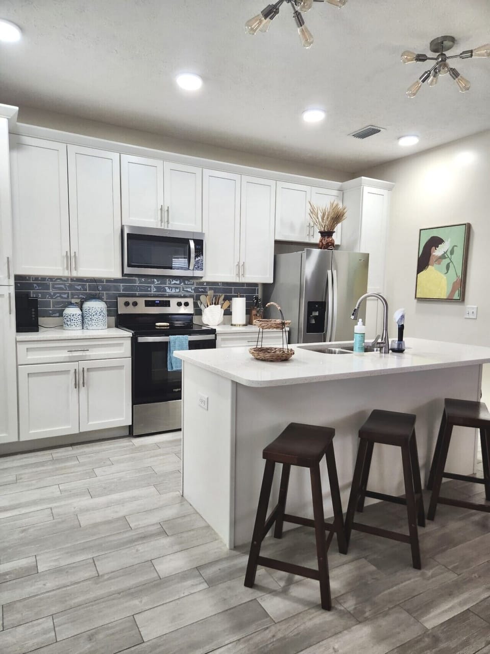 Full kitchen and breakfast bar