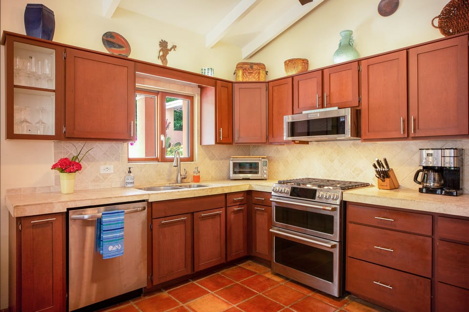 Kitchen (angle 2)