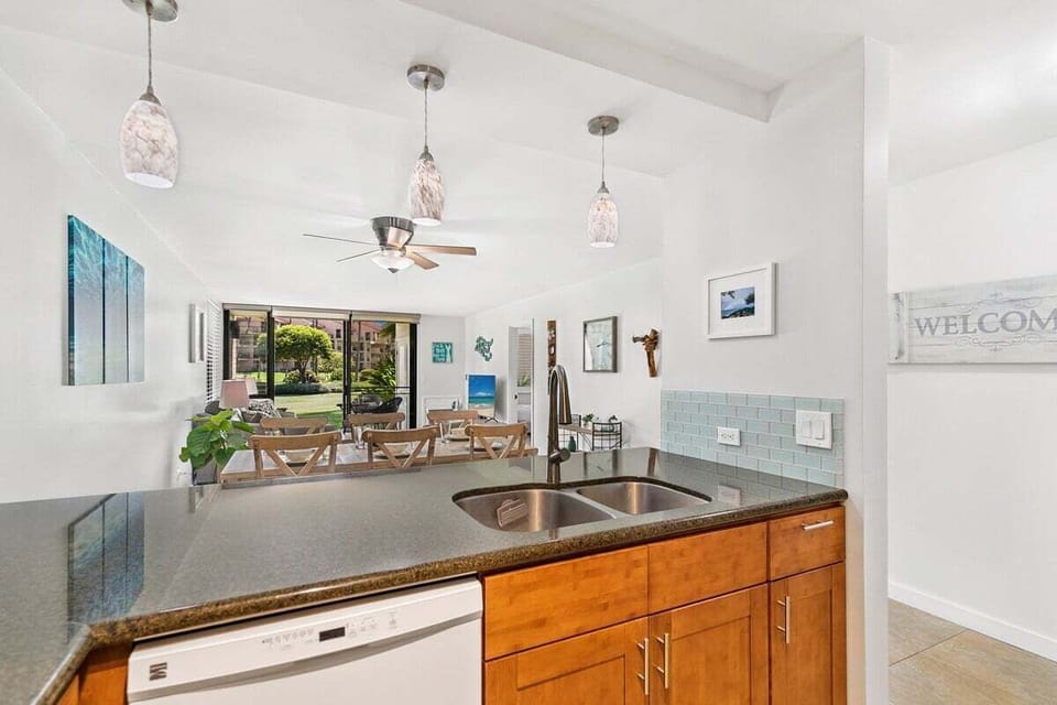 Spacious counter, perfect for preparing meal