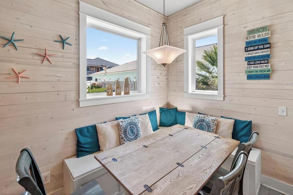 Adorable little dining area for 6