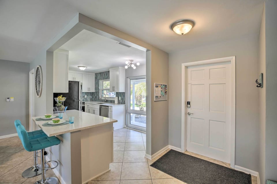 Kitchen | Coffee Maker | Trash Bags/Paper Towels Provided